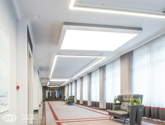 sảnh khách sạn ứng dụng trần xuyên sáng dps tăng ánh sáng