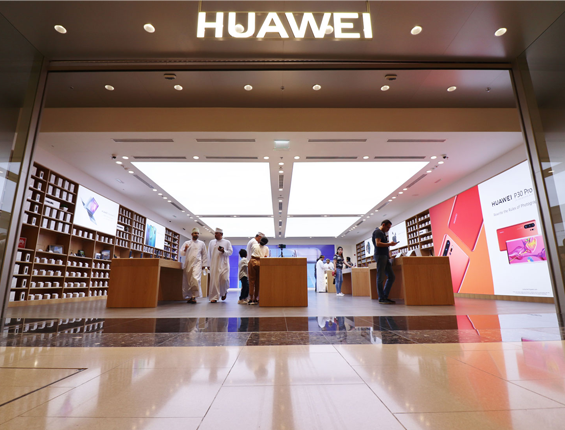 Huawei ứng dụng trần xuyên sáng khổ lớn trên trần cho showroom trưng bày sản phẩm của họ