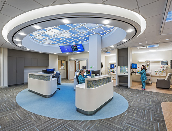 ứng dụng trần in xuyên sáng bầu trời xanh vào không gian làm việc tại bệnh viện