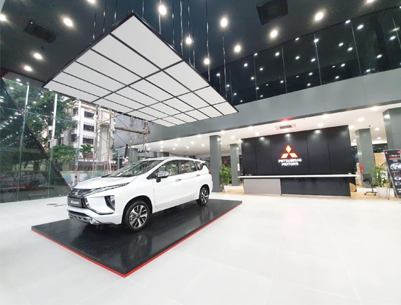 ứng dụng trần xuyên sáng tại showroom ô tô mitsubishi